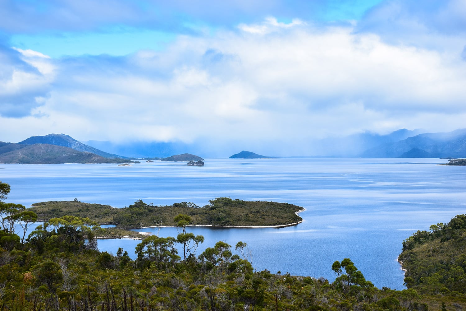 Lake Gordon sur l'île de Tasmanie