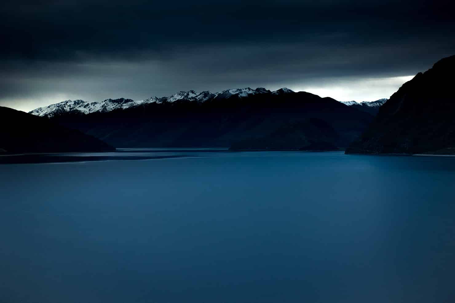 Le lac de Wanaka et ses sommets enneigés