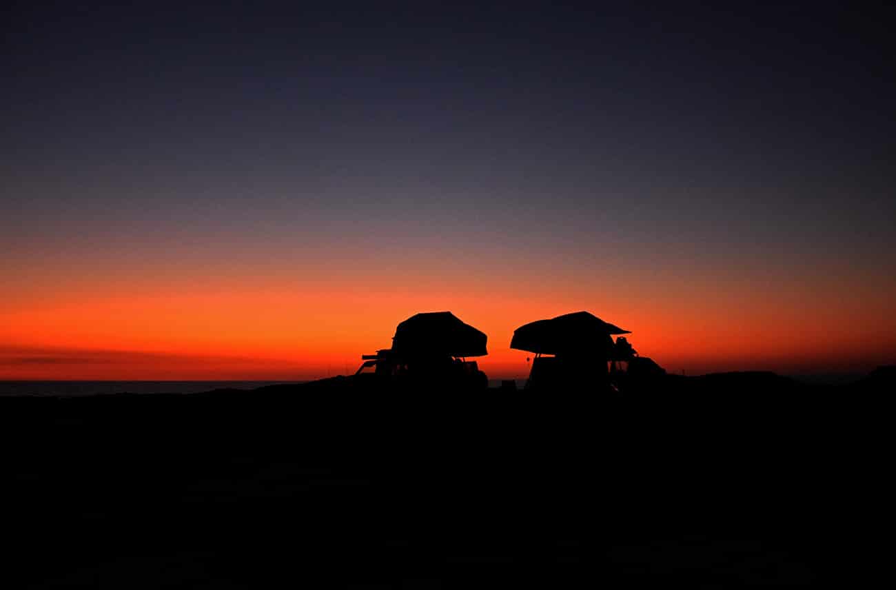 4x4 en Australie avec tente de toit au coucher du soleil