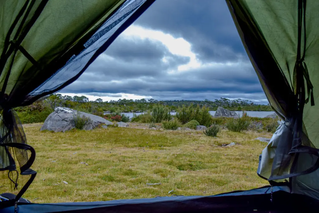 Camper en tente, voyage sac à dos sans avion