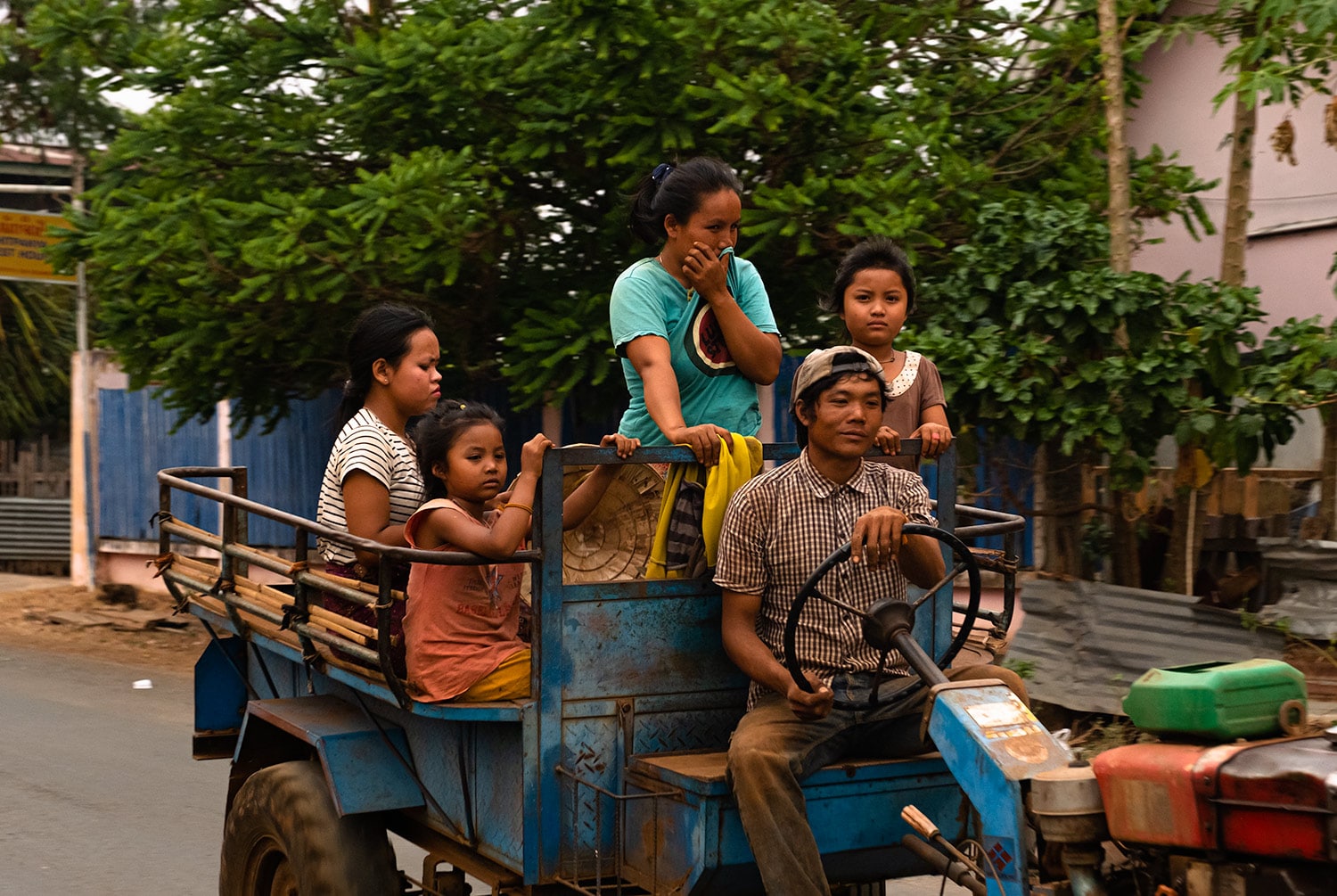 Famille de laotiens avant notre grand retour de voyage à cause de la crise du Coronavirus