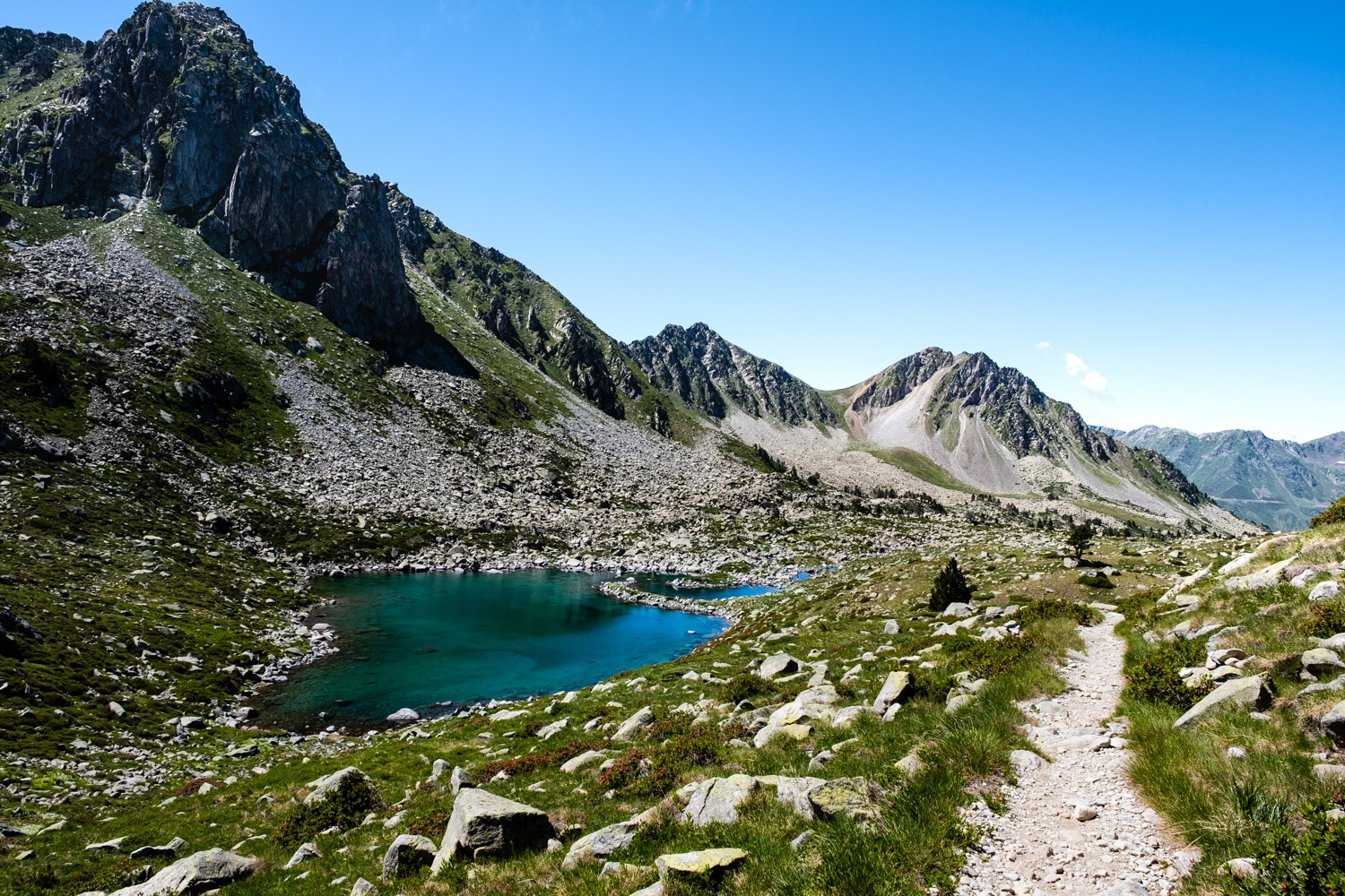 Randonnée réserve naturelle de Néouvielle dans les Pyrénées