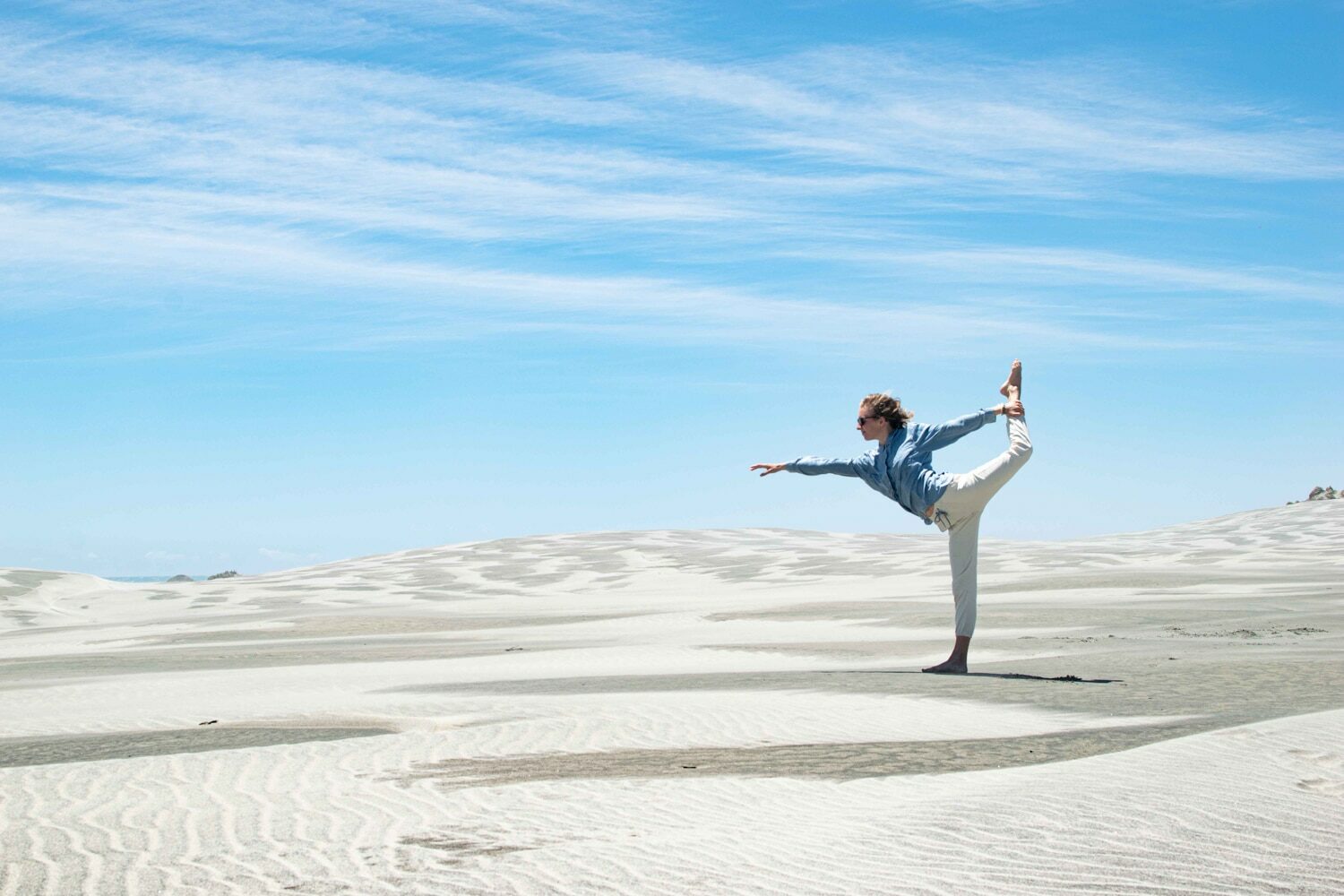 yoga dans les dunes de farewell spit près de takaka au nord de golden bay