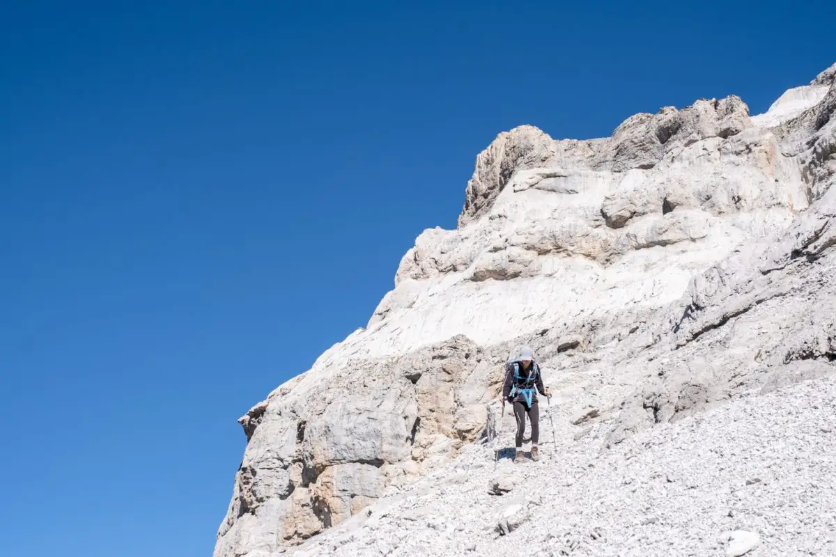 randonnée du Mont Perdu marche dans les blocs rocheux