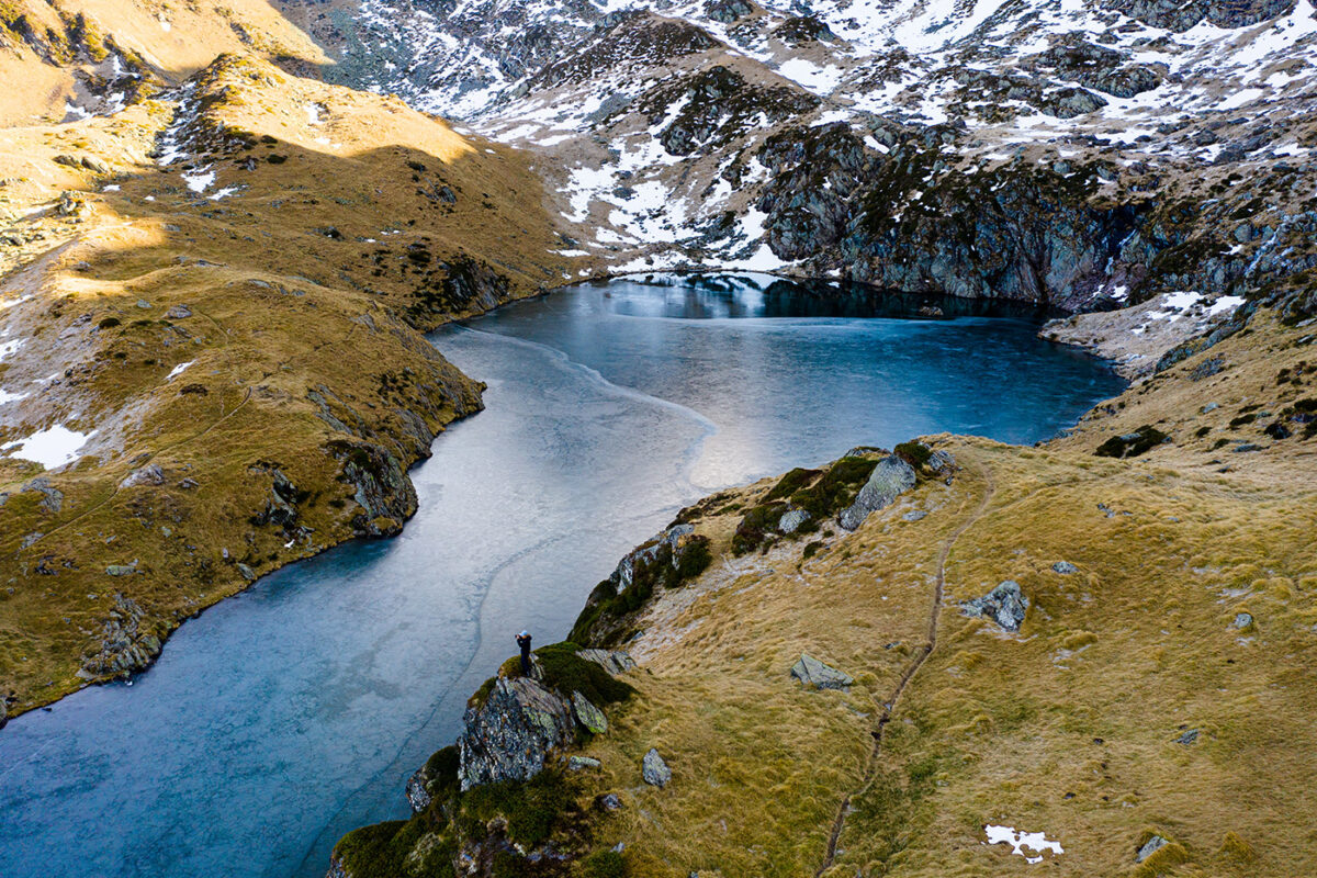 Lac de bassias dans les Hautes Pyrénées photo en drone