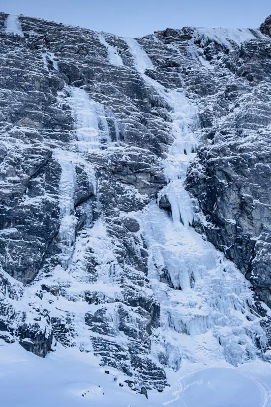 La cascade de Gavarnie gelée en hiver rando en raquettes