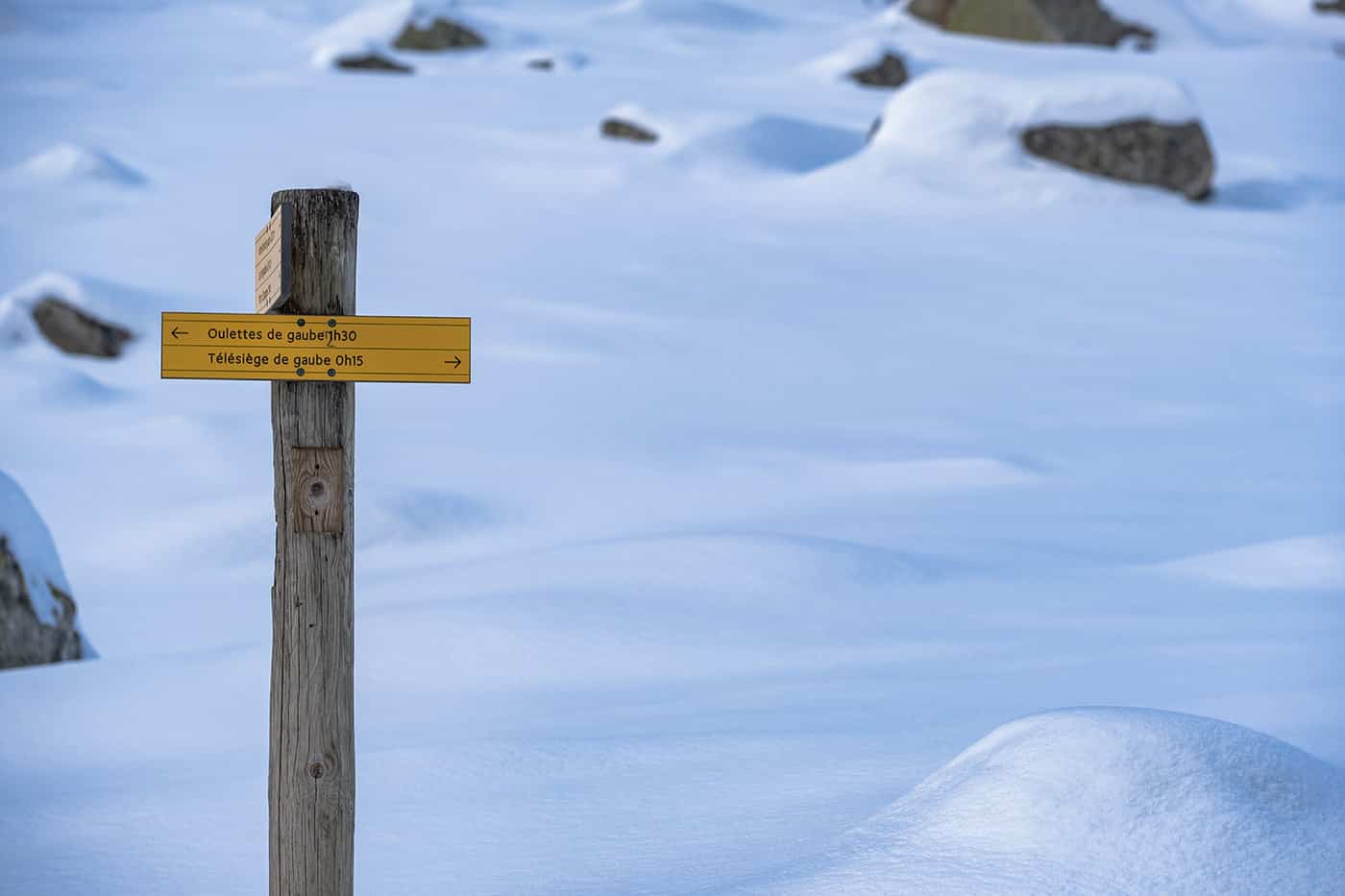 Panneau d'indication près du lac de Gaube en hiver