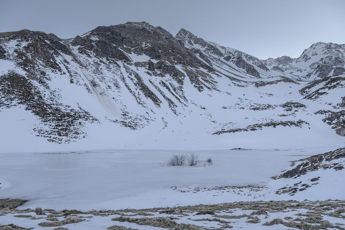 Lac d'Aygue Rouye gelé et sous la neige