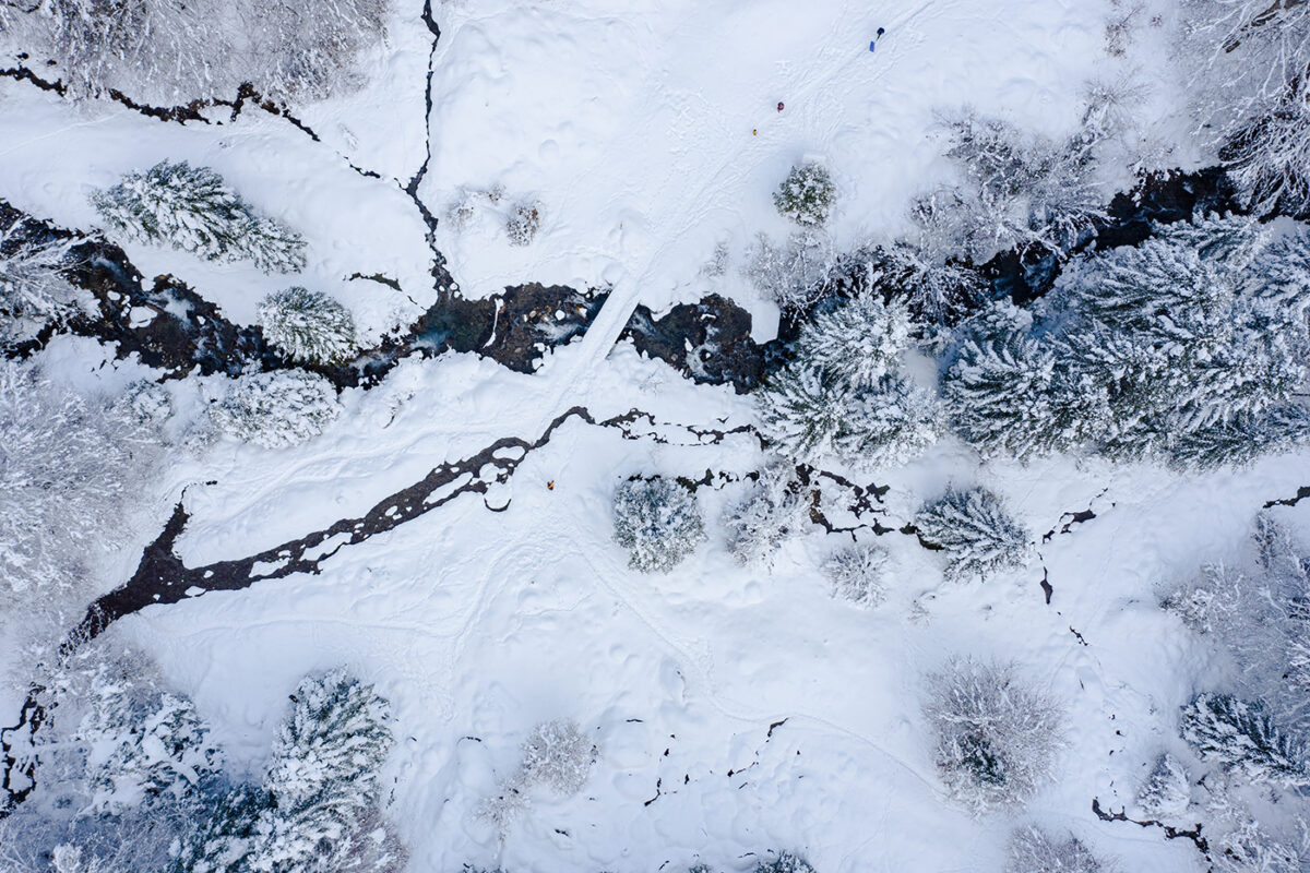 photo aérienne montagne en hiver avec un drone