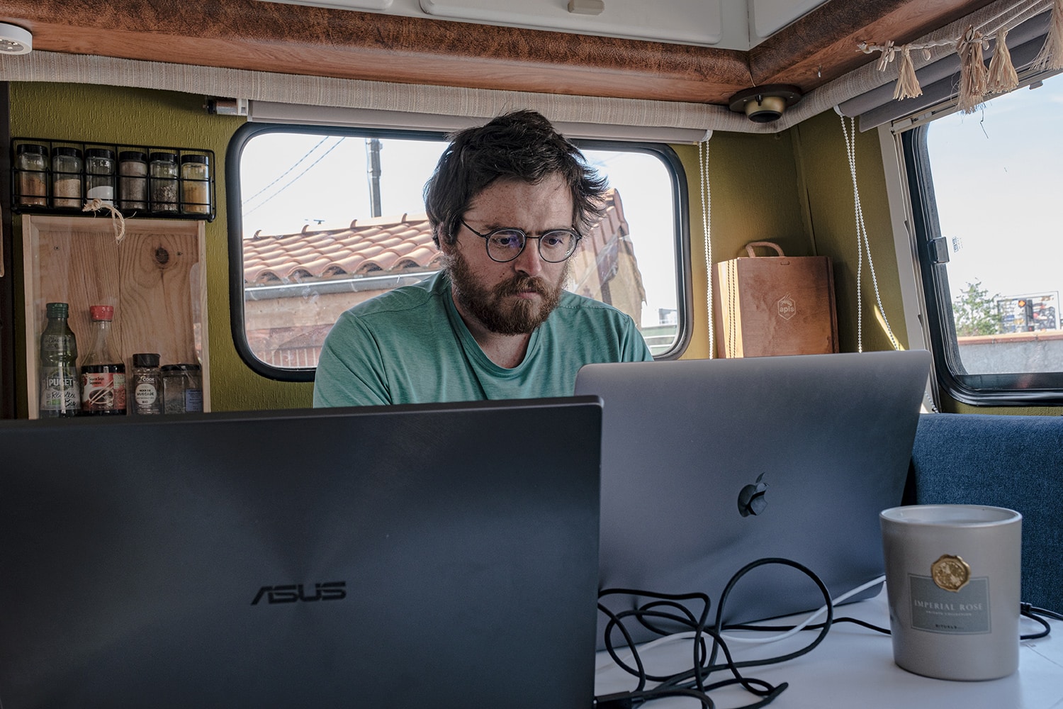Travailler sur son ordinateur dans son camping-car nécessite des panneaux solaires