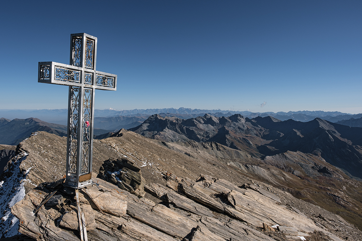 Croix au sommet du Mont de Salsa