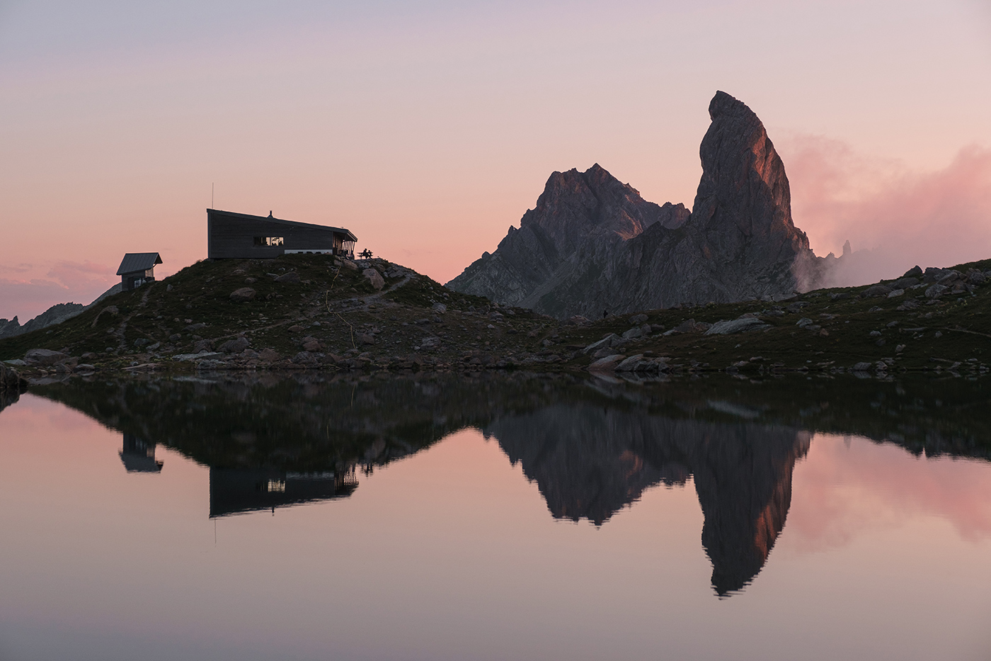 Refuge de Presset et reflet de la Pierra Menta dans le lac lors d'une randonnée dans le Beaufortain