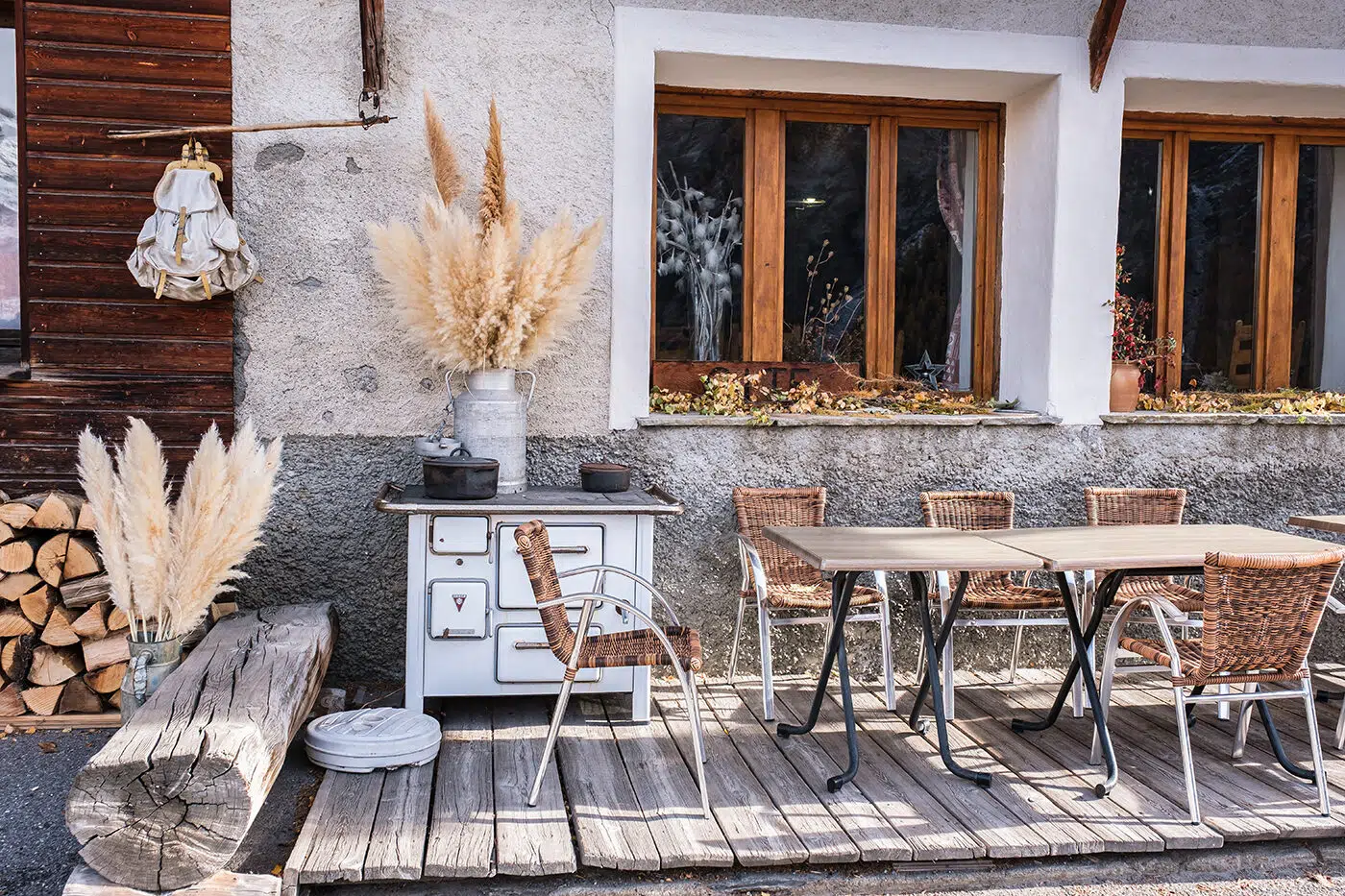 Terrasse de café au village de St Veran Queyras