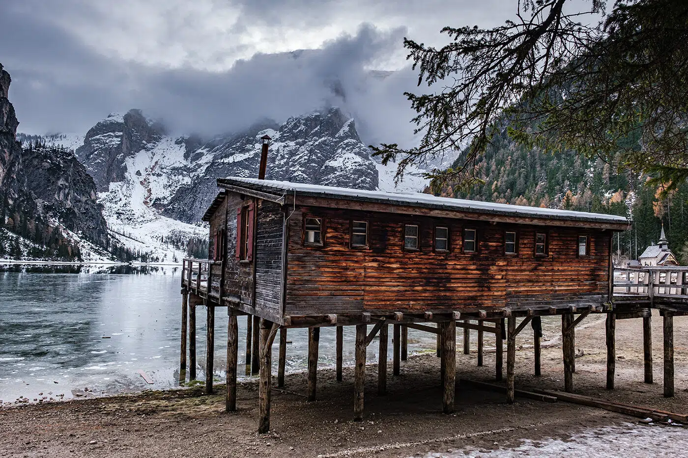 Lac de Braies en Italie dans les Dolomites