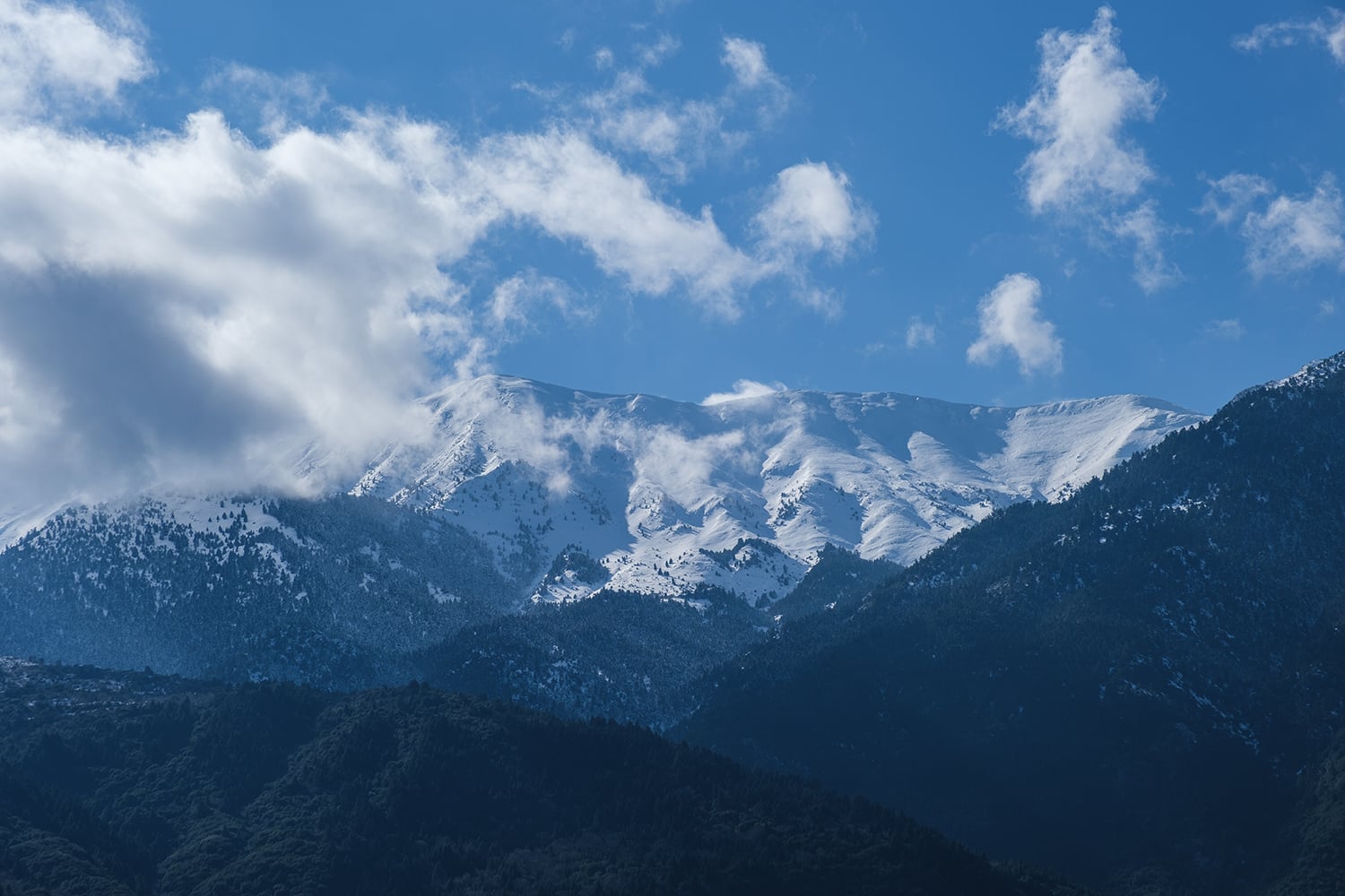 Massif du Taygète enneigé depuis Mistra road trip dans le Péloponnèse