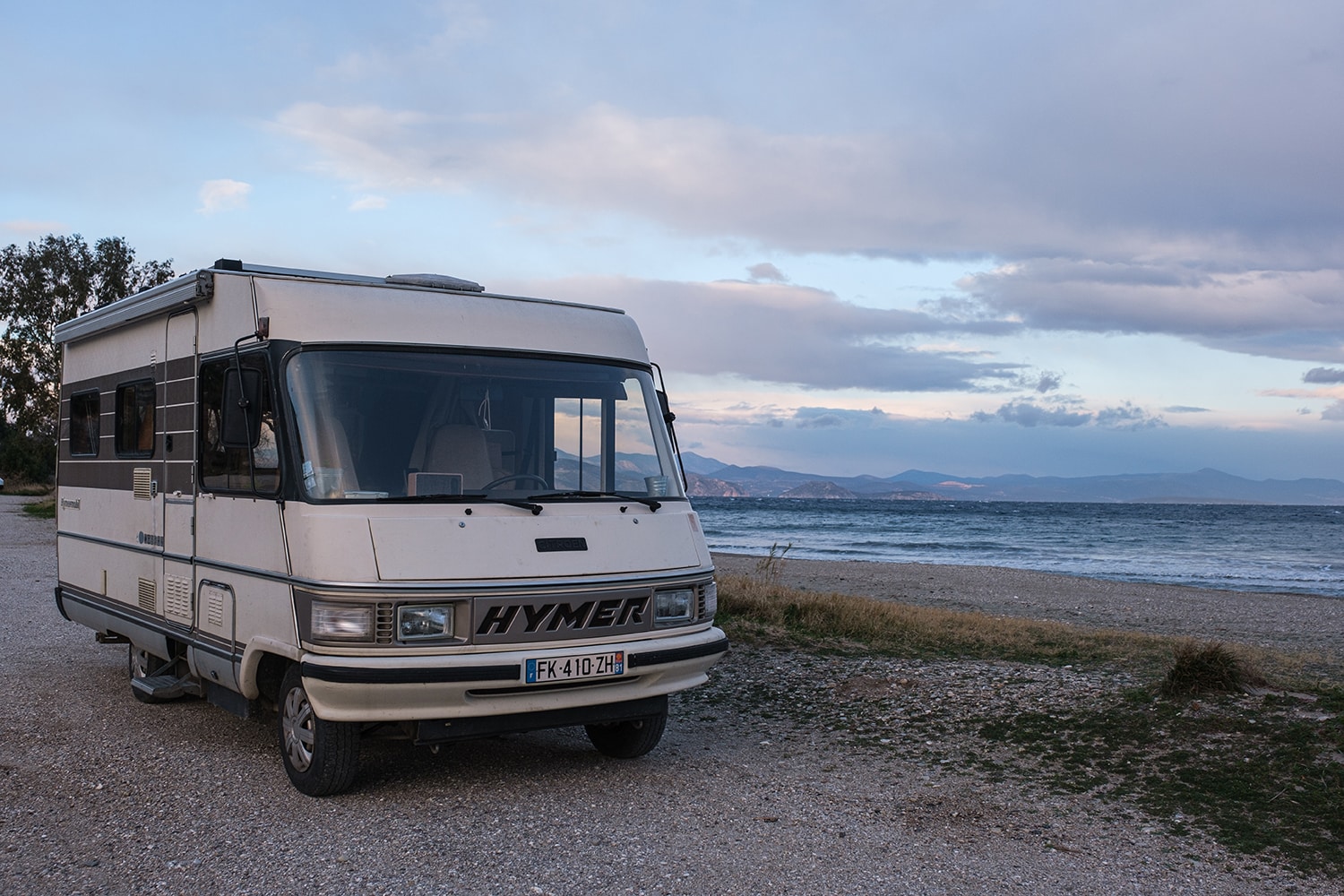 Plage road trip Grèce en camping-car