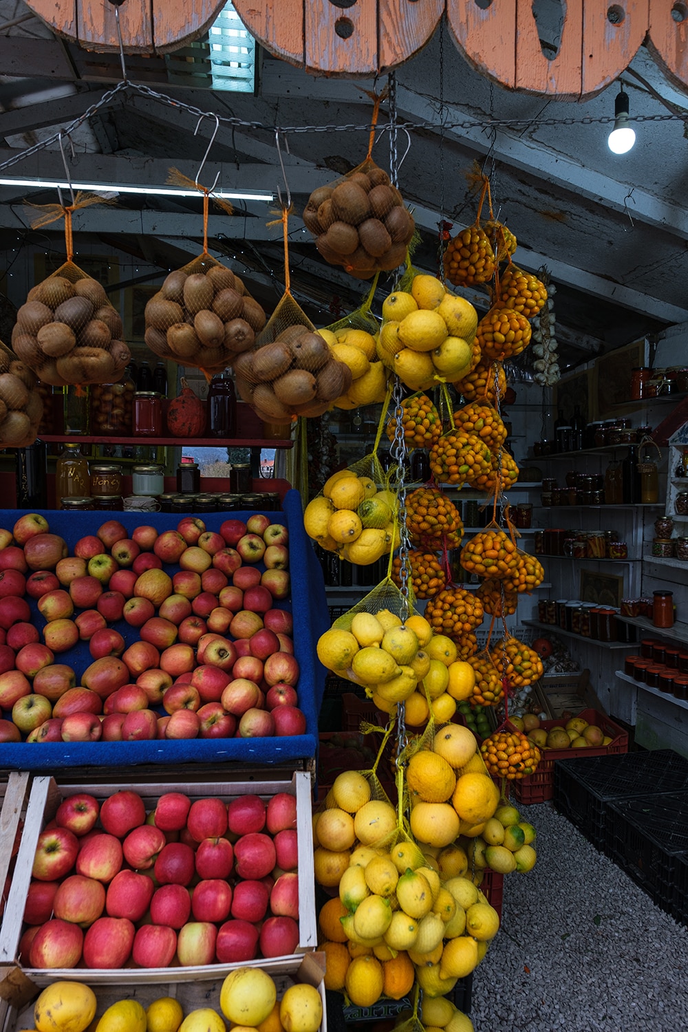Vendeur de fruits au bord de la route en Croatie