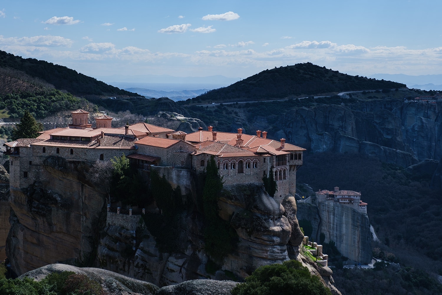 Monastère dans les Météores avec vue sur les montagnes