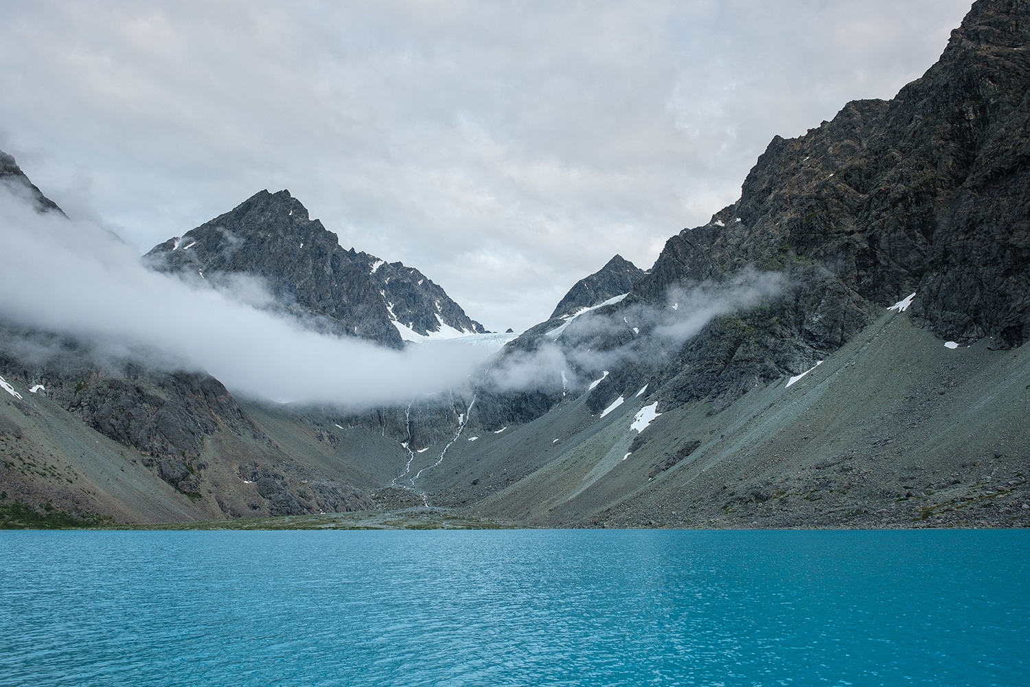 Lac bleu dans les Alpes de Lyngen