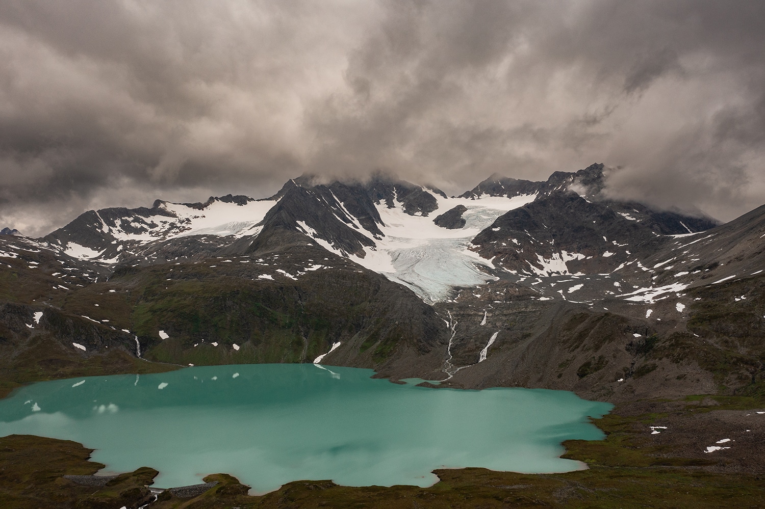 Photo d'un glacier des Alpes de Lyngen en Norvège en drone