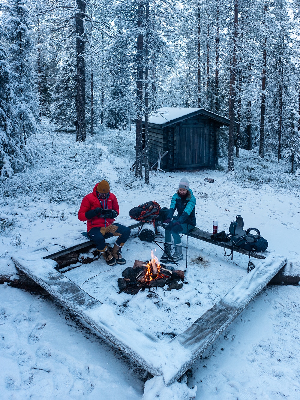 Cuisiner avec un feu de camp en Laponie