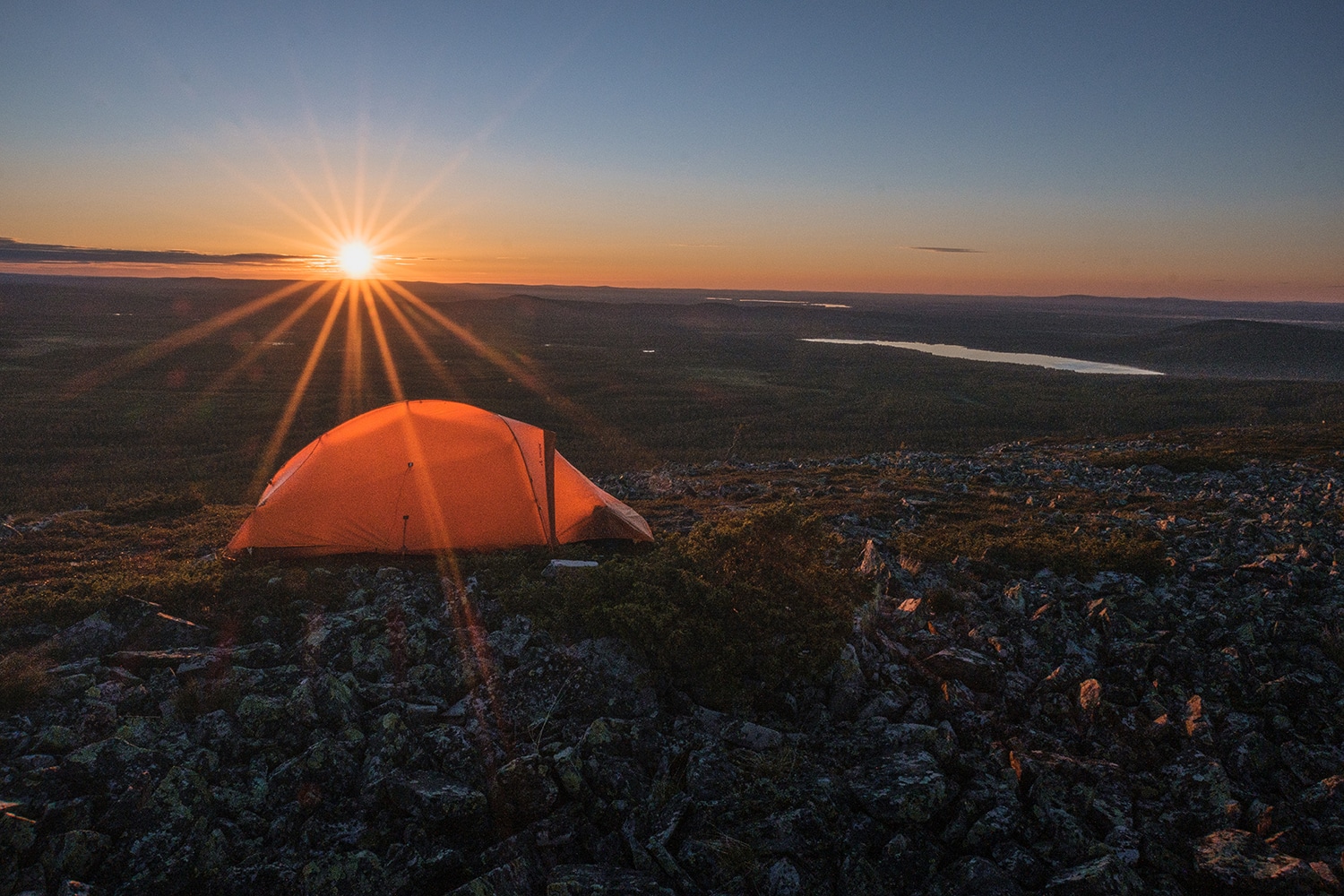 Bivouac soleil de minuit en Laponie finlandaise