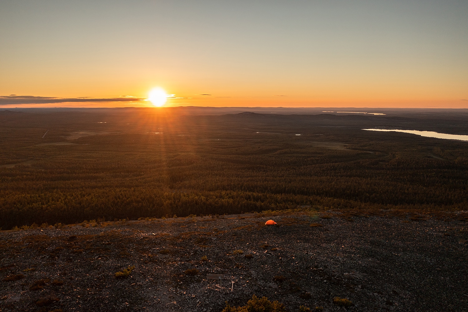 Randonnée avec le soleil de minuit en Laponie