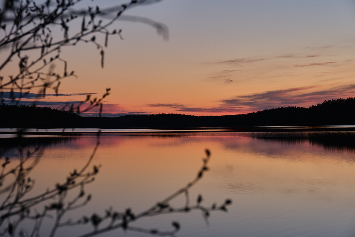 Lac soleil de minuit laponie finlandaise